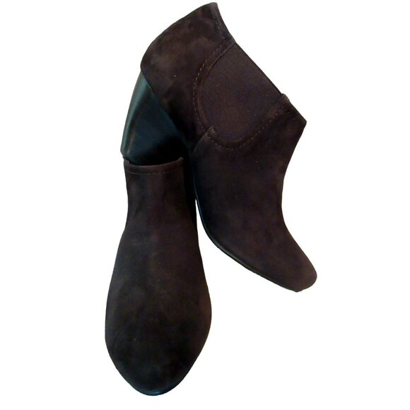 Vaneli Dark Brown Suede Tapered Block Heel Side Stretch Bootie Shoe Boot Sz 9.5 - Picture 2 of 9